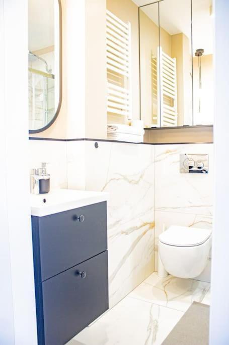 Central Apartment With Balcony And Views, Old Town, Metro Varsovie Extérieur photo