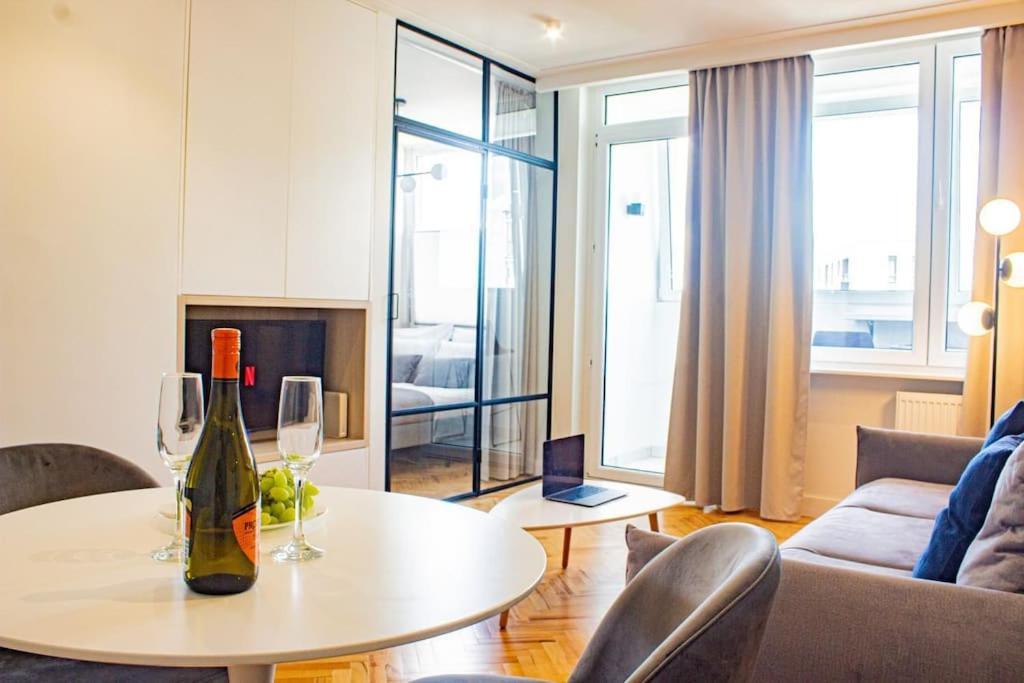Central Apartment With Balcony And Views, Old Town, Metro Varsovie Extérieur photo